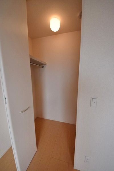 収納　ウォークインクローゼットでたっぷり収納できます