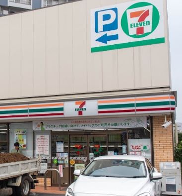 コンビニ　セブンイレブン（コンビニ）まで302m
