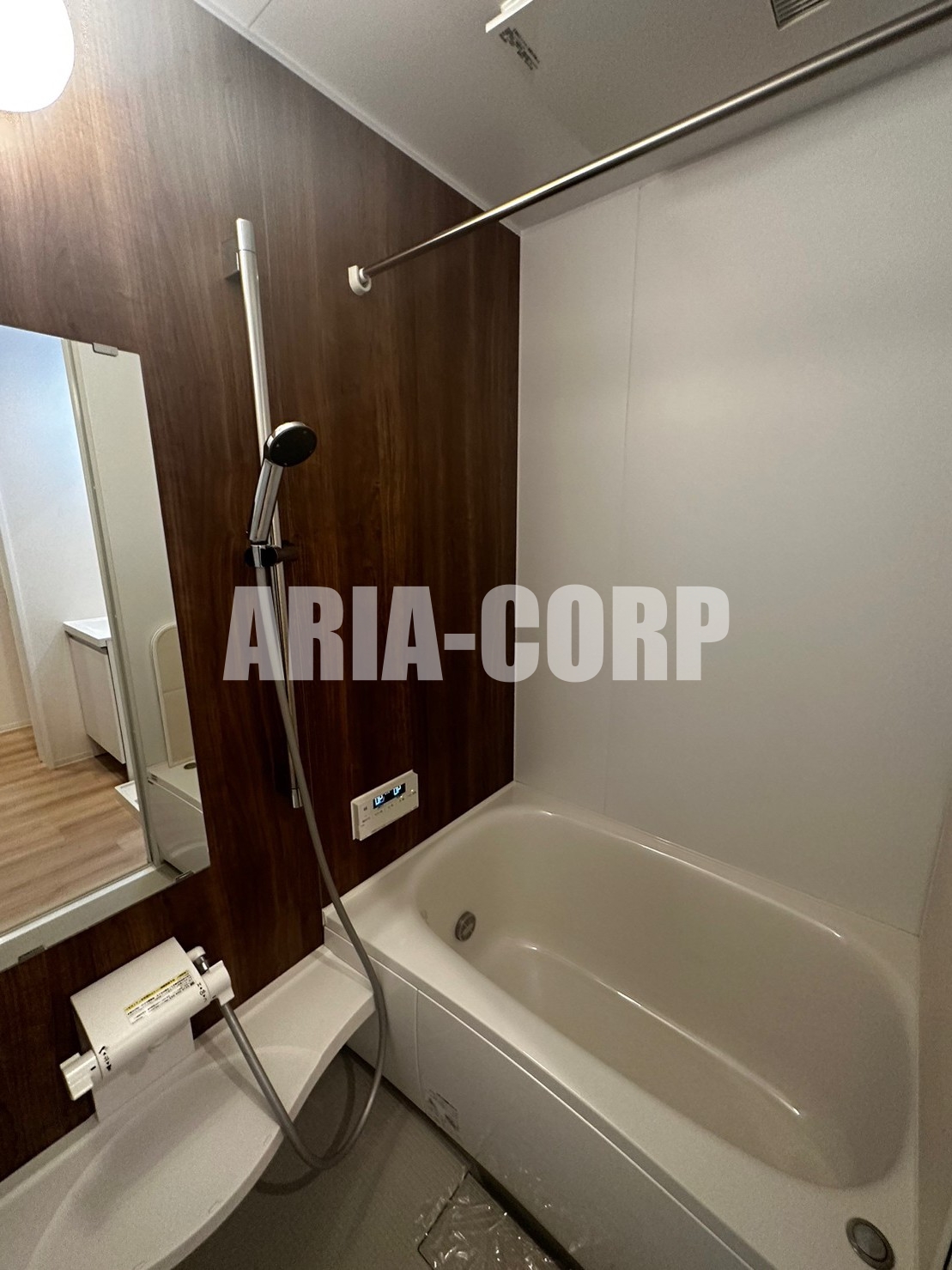 バス・シャワールーム　追焚き浴室乾燥付。カラーパネル採用でお洒落なバスルームです。