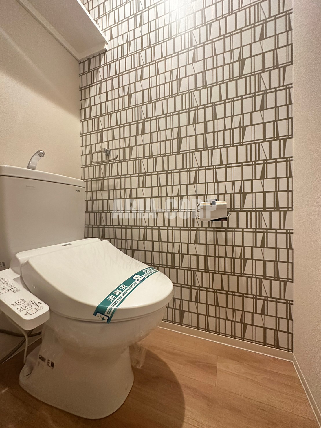 トイレ　ウォシュレット対応♪上部には収納スペースもあります！