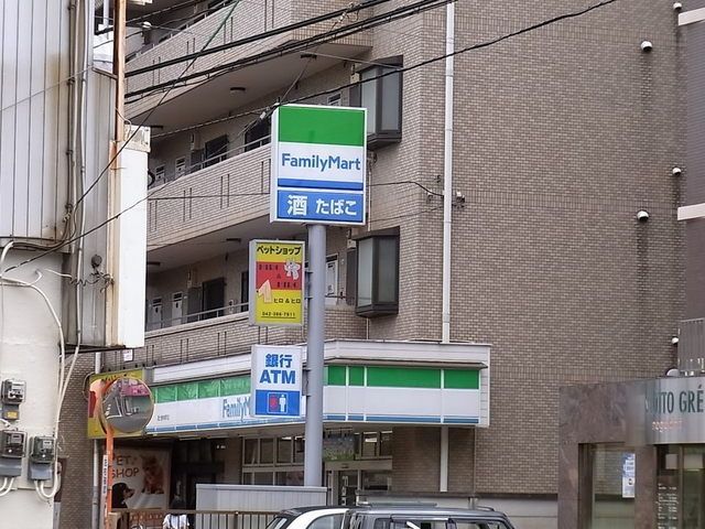 コンビニ　ファミリーマート（コンビニ）まで150m