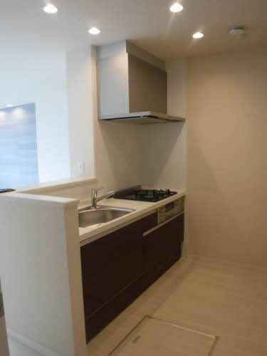 キッチン　３口コンロ、グリル付きのシステムキッチンです！