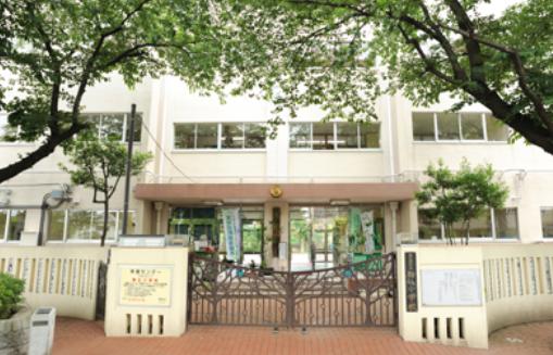 小学校　豊島区立駒込小学校（小学校）まで498m