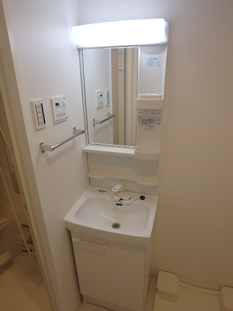 洗面設備　実用的な洗面台も完備。