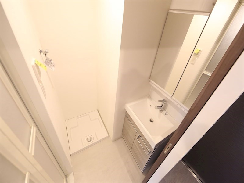 洗面設備　脱衣所　独立洗面台（シャンプードレッサー付）収納スペース有