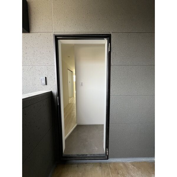 玄関　施工中