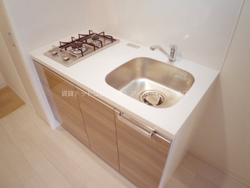 キッチン　同マンションモデルルームです。奇数階偶数階で多少色変わります