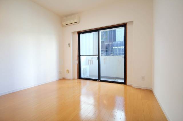 居室・リビング　６．８帖の洋室