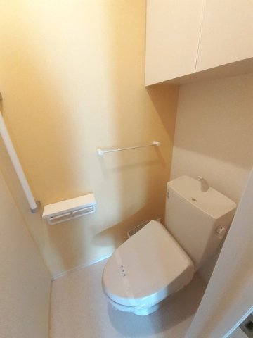 トイレ　落ち着いた色調のトイレです