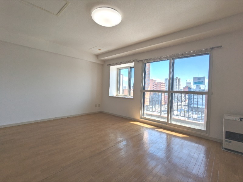 居室・リビング　退去予定につき同タイプ別号室の画像です。