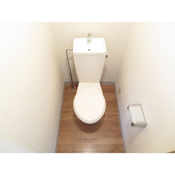 トイレ　落ち着いた色調のトイレです