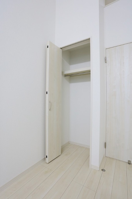 収納　クローゼットには天板や吊下げポール付です