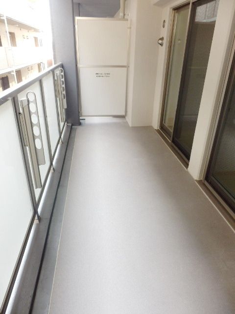 バルコニー　◇　バルコニーは幅広で便利です　◇