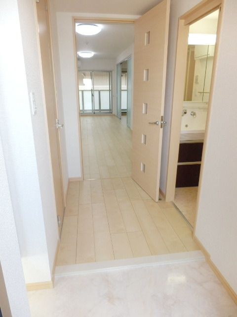 玄関　◇　広めの玄関はフットライト付き　◇