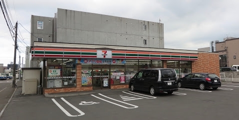 コンビニ　セブンイレブン札幌24軒店（コンビニ）まで60m