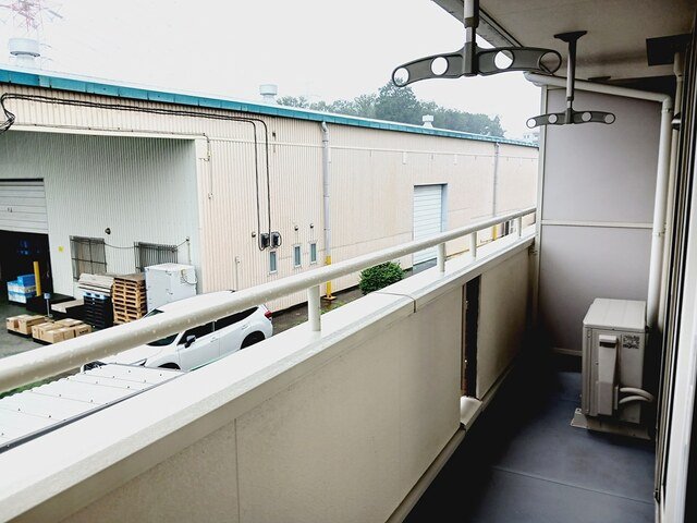 バルコニー　暖かな日差しのふりそそぐバルコニー