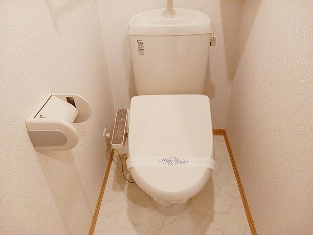 トイレ　落ち着いた色調のトイレです