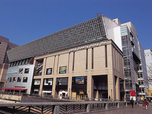 ショッピングセンター　博多リバレイン・イニミニマニモ インフォメーション（ショッピングセンター）まで423m