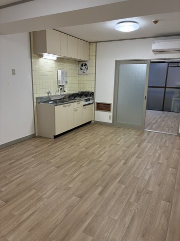 居室・リビング　こちらの居間で趣味の時間をお楽しみください