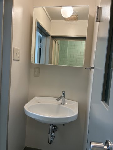 洗面設備　ゆったりとスペースのある洗面所