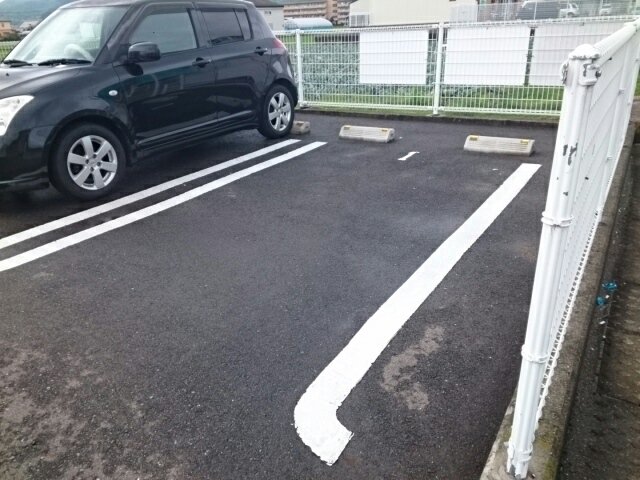 駐車場　駐車場があるので、車を買う予定の方も安心です