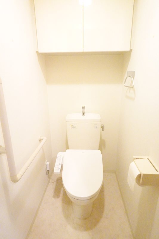 トイレ　温水洗浄便座です。収納の棚があります。