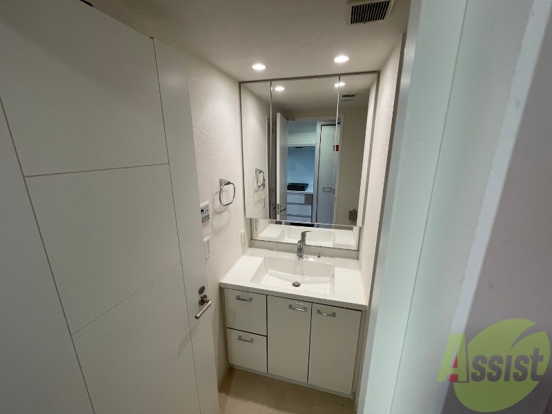 洗面設備　大きくて使いやすそうな独立洗面台になっています。