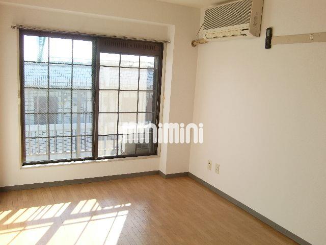 居室・リビング　南向きで日当り良好、フローリングのお部屋です