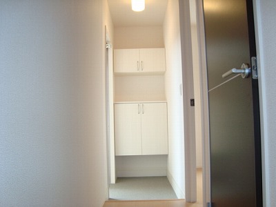 玄関　シューズボックス付き。玄関に収納があるととっても便利です。