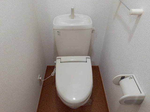 トイレ　落ち着いた色調のトイレです