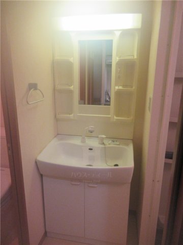 洗面設備　明るい洗面所です