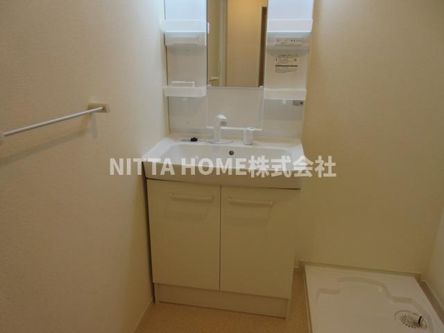 洗面設備　嬉しいシャワー付き洗面台(*^-^*)