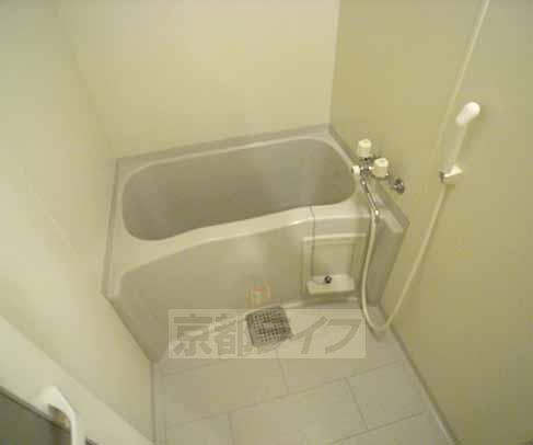 バス・シャワールーム　洗面所は外にありますよ。