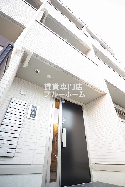 建物外観　軽量鉄骨造3階建ての綺麗な物件！