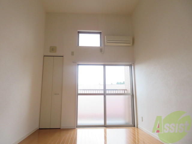 居室・リビング　７帖の洋室です。広々として、きれいですね。