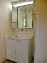 洗面設備　脱衣スペースもあります