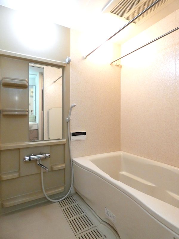 バス・シャワールーム　※同タイプ別居室のお写真です。