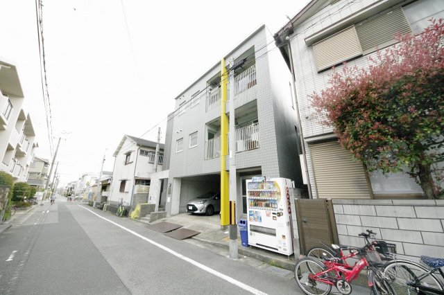 建物外観　居住者専用ゴミ置き場があります♪