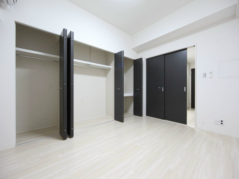 その他部屋・スペース　洋室7.5帖　壁一面クローゼット付（収納充実してます）