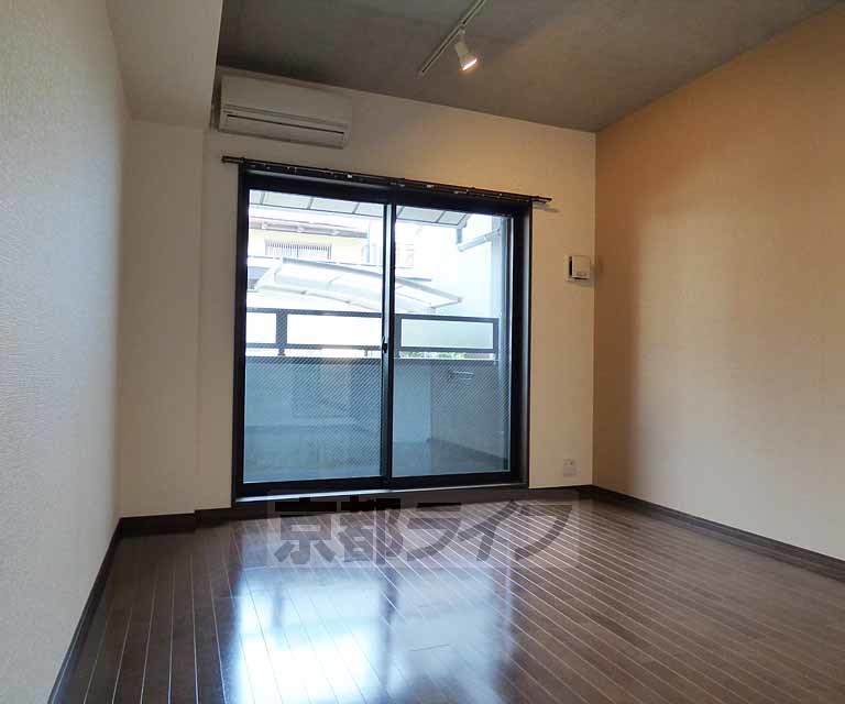 居室・リビング　広々とした室内です。