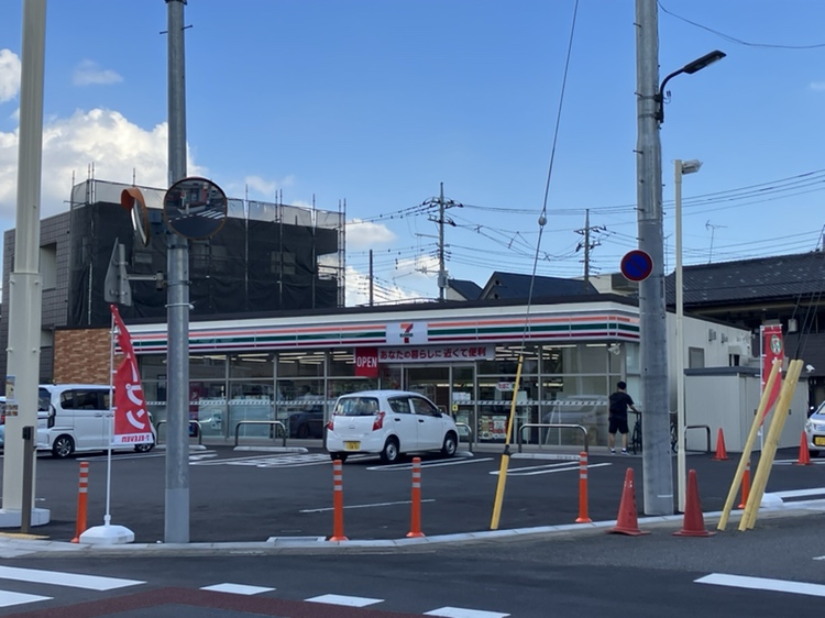 コンビニ　セブンイレブン草加八幡町店（コンビニ）まで383m