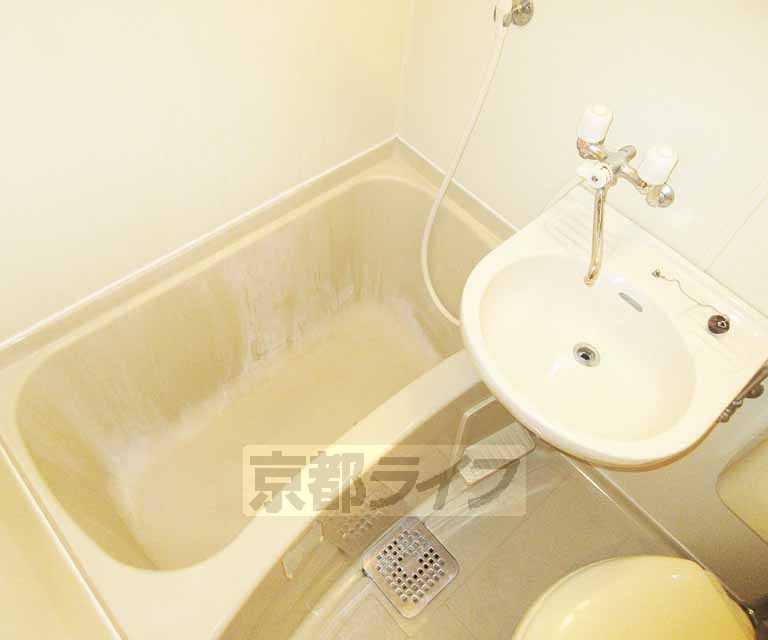 バス・シャワールーム　ちょうど良い大きさのお風呂です