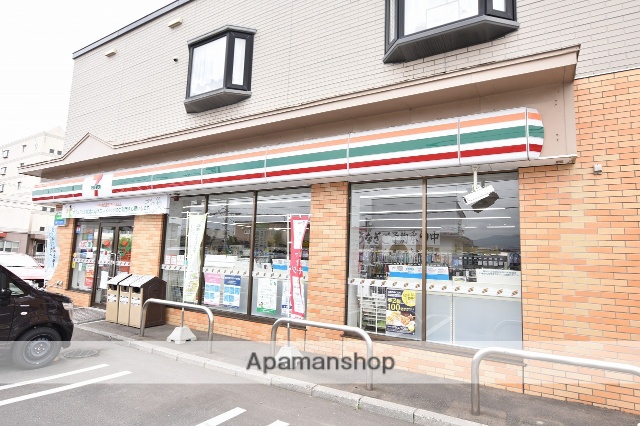 コンビニ　セブンイレブン（コンビニ）まで673m