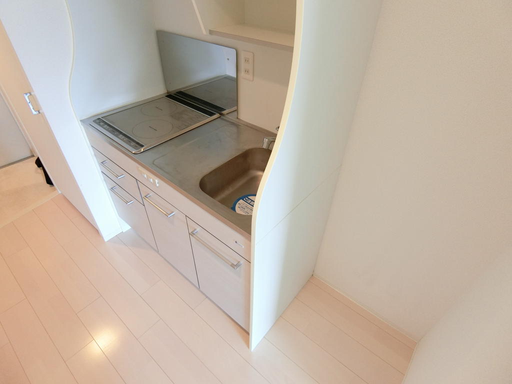 キッチン　2口ＩＨコンロ　冷蔵庫スペースもございます