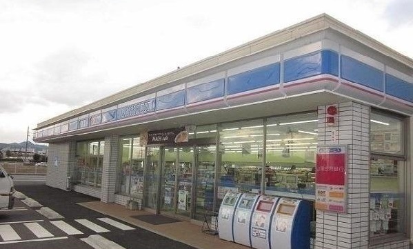コンビニ　ローソン揖屋駅前店（コンビニ）まで2300m