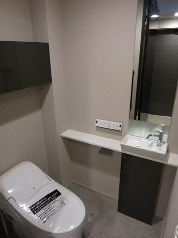 トイレ　タンクレスのトイレで清潔感があります。