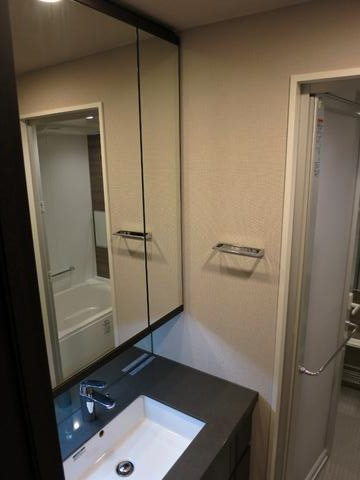 洗面設備　鏡裏収納もできる独立洗面台です。