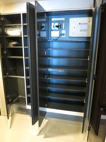 玄関　沢山の靴の収納が可能なシューズクロークです。