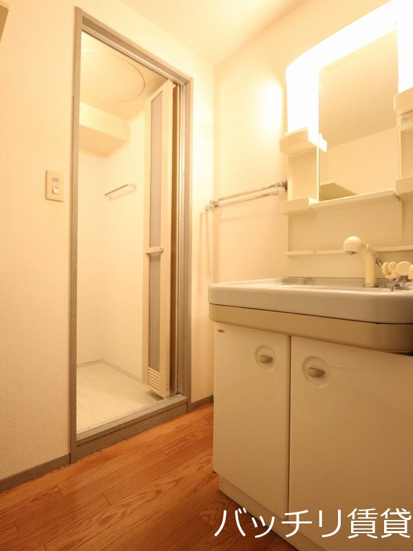 洗面設備　別号室タイプの為、現状を優先いたします