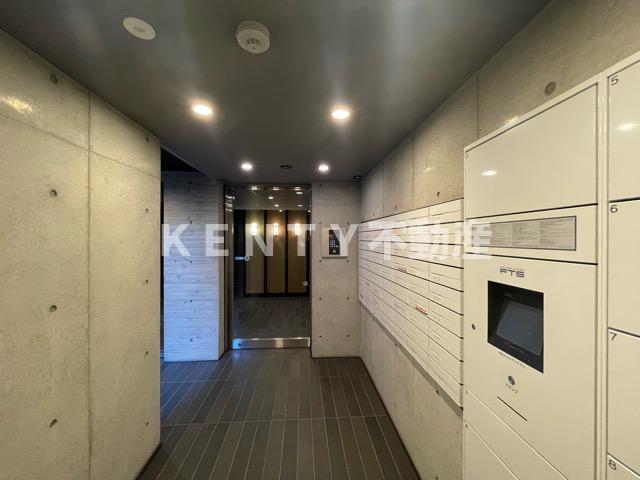 エントランス　落ち着いたエントランスです